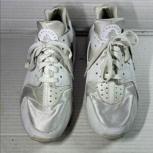 White and Silver Sneakers NIKE SKU DD1068-102 USED (not box)
